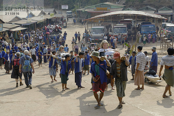 Menschen  die Touristen auf Saenften  Kinpun Base Camp  Myanmar