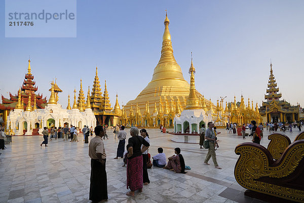 Gruppe von Menschen in buddhistischen Tempel  Shwedagon Pagode  Rangun  Myanmar