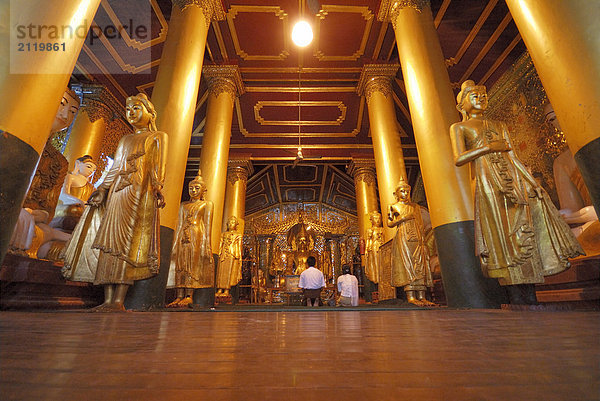 Zwei Anhänger in buddhistischen Tempel  Shwedagon Pagode  Rangun  Myanmar