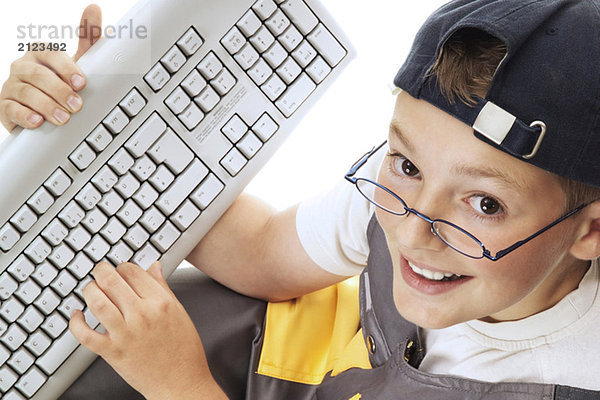 Junge mit Tastatur