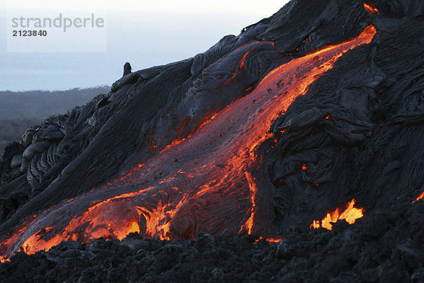 hawaii - pahoehoe lava verlässt lava tube