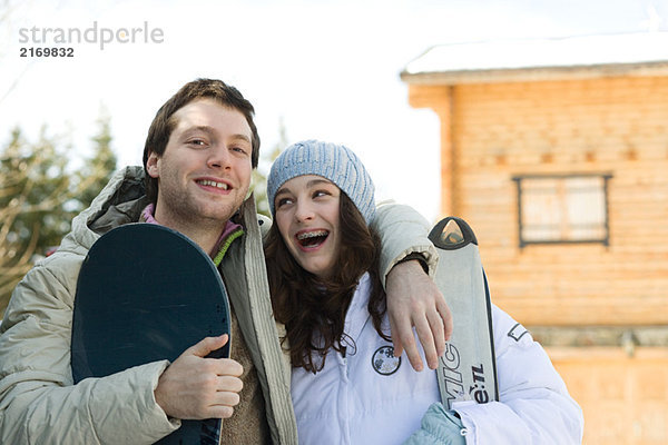 Junger Skifahrer und Snowboarder  lächelnd  Portrait