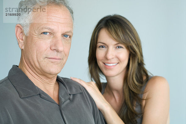 Mann und Frau lächeln vor der Kamera  Porträt