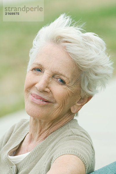 Seniorin lächelnd vor der Kamera  Porträt
