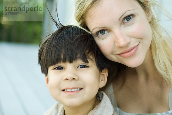 Mutter und Sohn lächeln vor der Kamera  Porträt