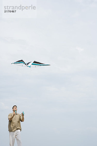 Mann Drachenflieger  nach oben schauend  dreiviertel Länge