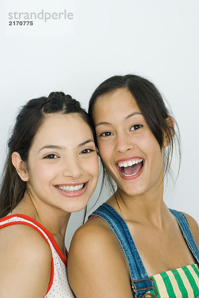 Zwei junge Freunde lächeln vor der Kamera  Porträt