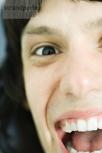 Teenager-Junge lächelt vor der Kamera  extreme Nahaufnahme