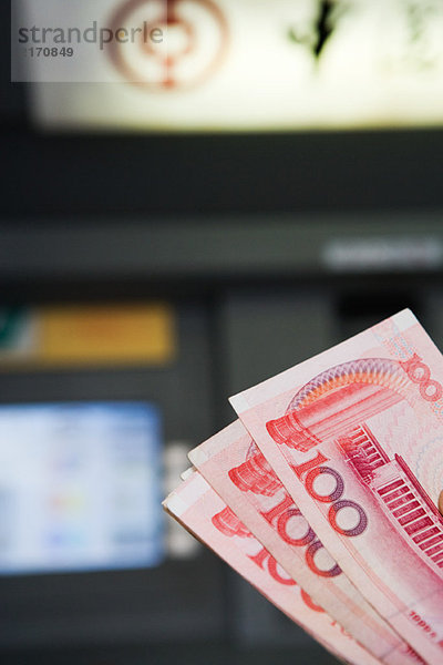 100 Yuan Banknoten  AMT im Hintergrund