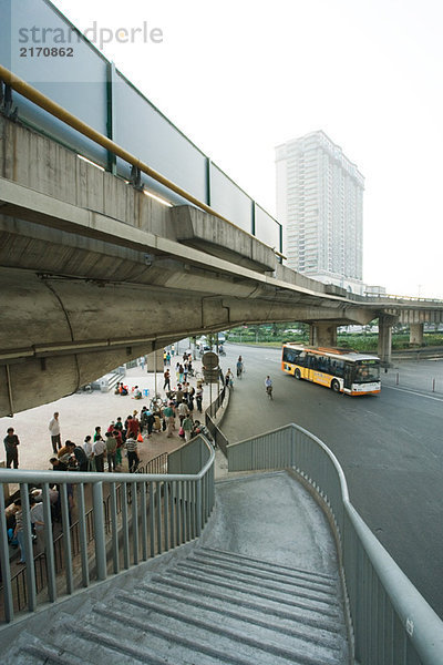 Metalltreppe zum Straßenmarkt unter der Überführung