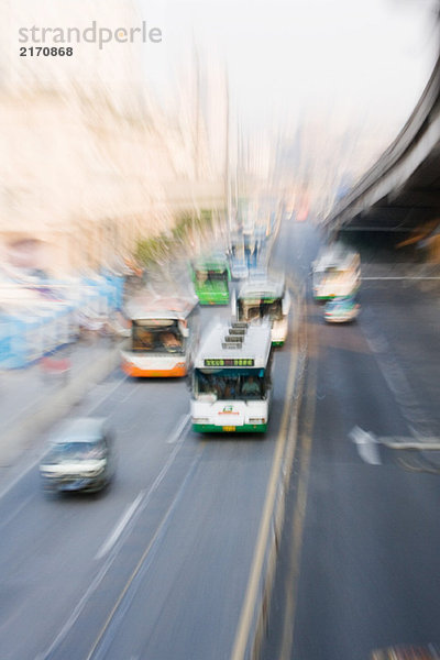 Stadtbusse  verschwommene Bewegung  hoher Blickwinkel