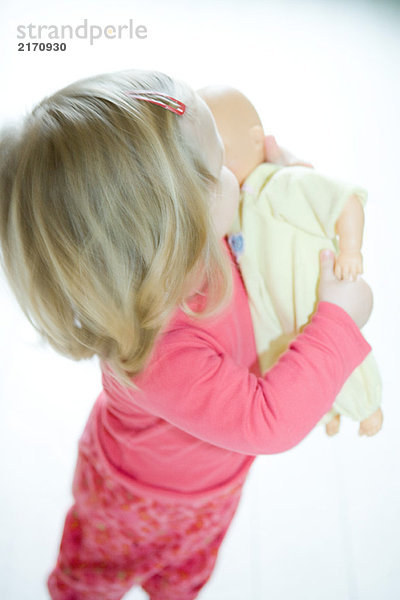 Blondes Kleinkind Mädchen mit Babypuppe