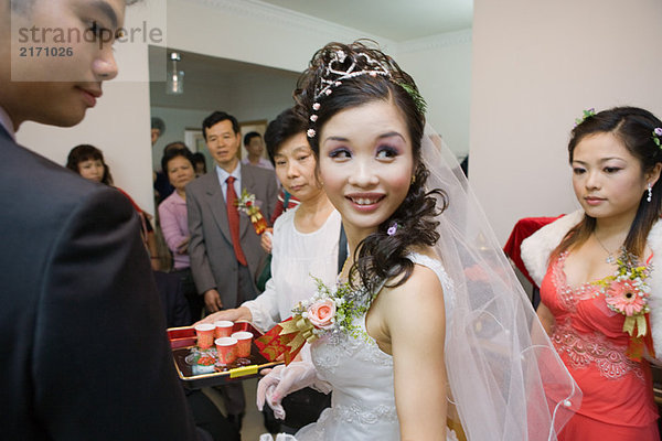Chinesische Hochzeit Teezeremonie  Braut schaut über die Schulter