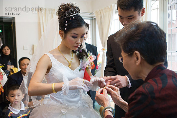 Chinesische Hochzeit  Schmuckübergabe an die Braut