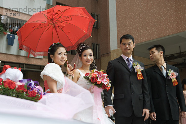 Chinesische Hochzeit  Brautpaar mit Brautjungfer und Trauzeugen