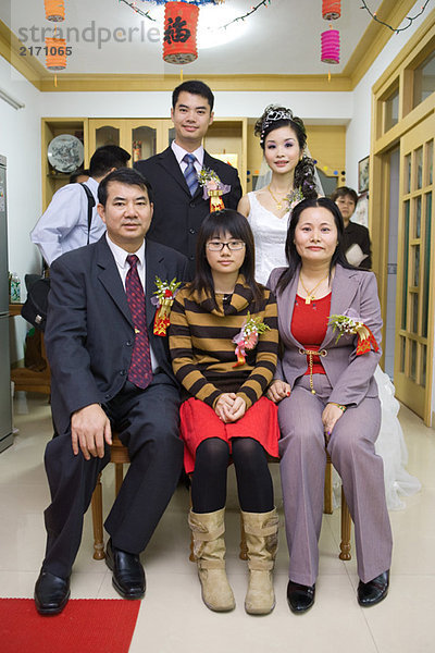 Brautpaar mit Familie  Gruppenporträt  volle Länge  Vorderansicht