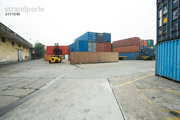 Gabelstapler und Frachtcontainer im Industriebereich