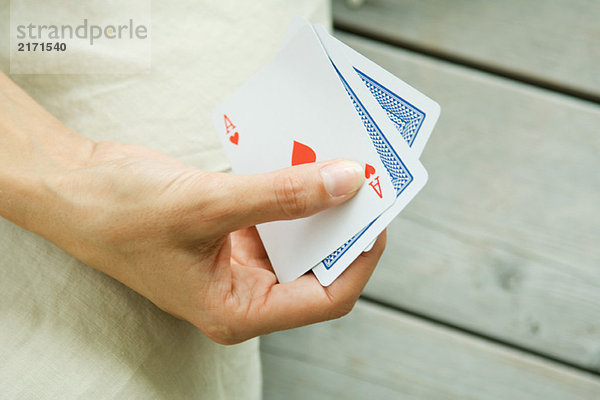 Frau spielt Kartenspiel  beschnittene Ansicht der Handkarten
