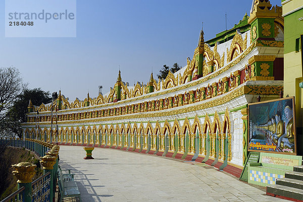Buddhistischer Tempel unter klaren blauen Himmel  Umin Thonze Pagode  Mandalay  Myanmar