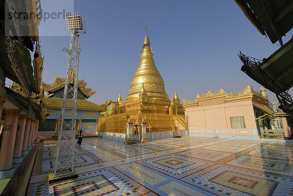 innerhalb fünfstöckig Buddhismus Myanmar Innenhof Hof