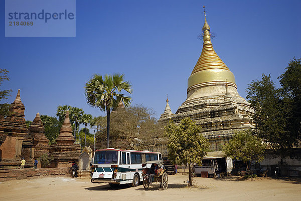 Bus vor Pagode  Gubyaukgyi Tempel  Bagan  Myanmar