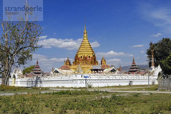 Buddhistischer Tempel gegen bewölkung blau Himmel  Yadana Mann Aung Pagode  Nyaung Shwe  Myanmar