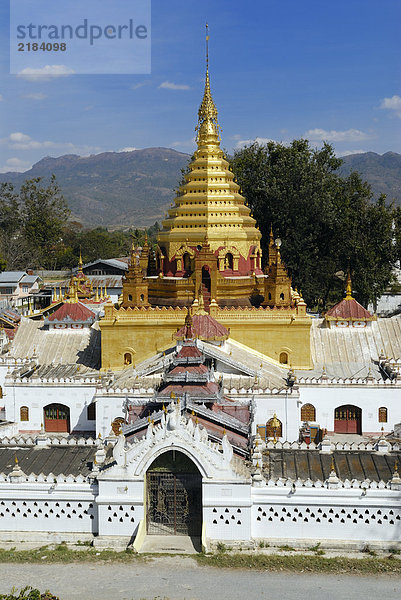 Erhöhte Ansicht buddhistischen Tempels  Yadana Mann Aung Pagode  Nyaung Shwe  Myanmar