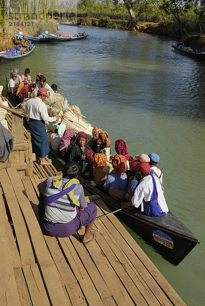 Gruppe von Menschen in Boote am Flußufer  Nyaung Shwe  Inle-See  Myanmar