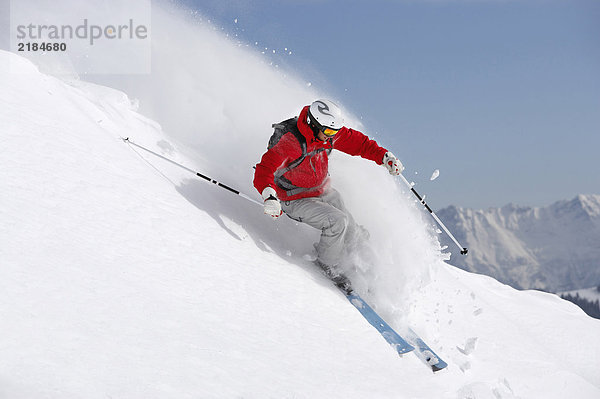 Österreich  Saalbach  männlicher Skifahrer im Schnee auf der Piste