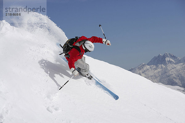 Österreich  Saalbach  Mann beim Skifahren auf der Piste