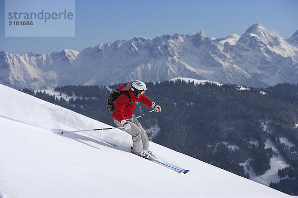 Österreich  Saalbach  Mann beim Skifahren auf der Piste