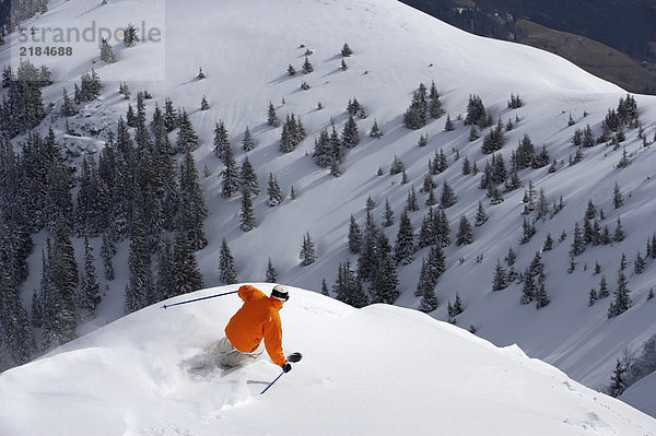 Mann beim Skifahren auf der Piste  Draufsicht