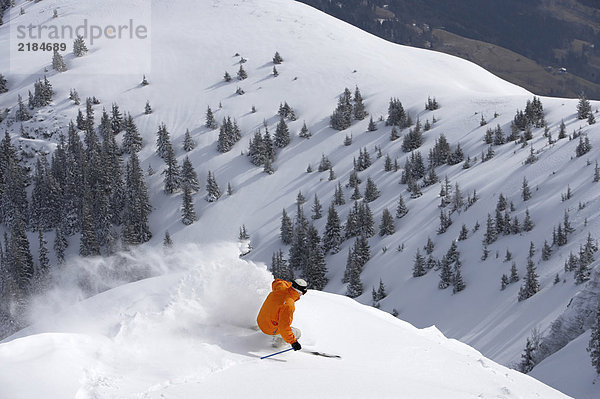 Mann beim Skifahren auf der Piste  Draufsicht