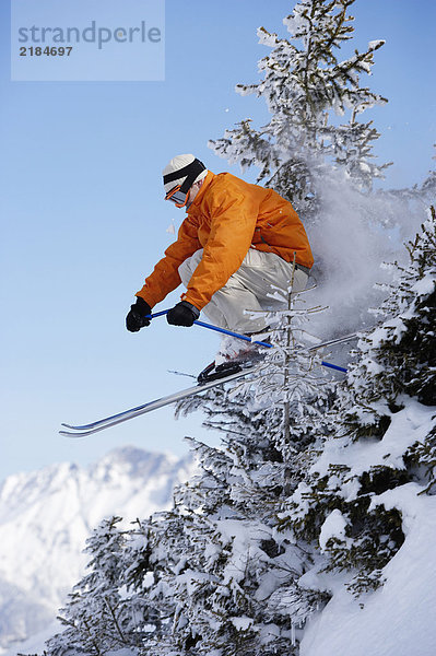 Österreich  Saalbach  Skispringen durch Bäume auf der Piste