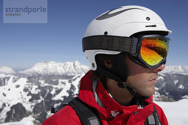 Österreich  Saalbach  Skifahrer mit Helm und Brille  Nahaufnahme