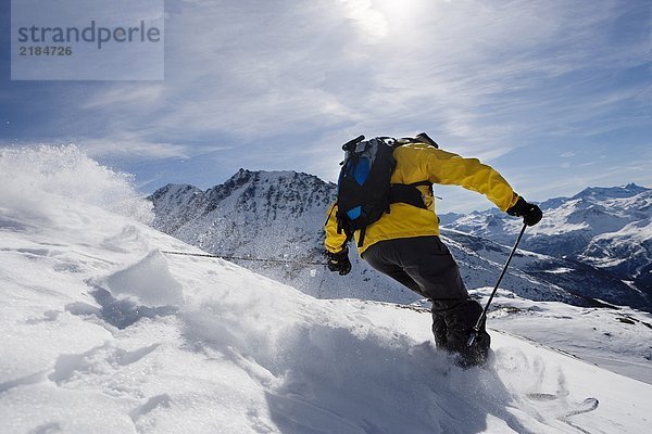 Herrenskifahren am Berg  Rückansicht