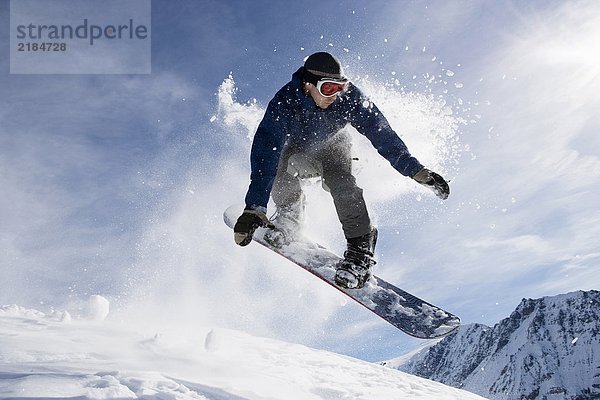 Männliches Snowboarden am Berg  Actionfilm