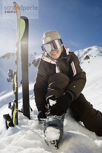 Reife Skischuhbindungen für Skifahrerinnen am Berg