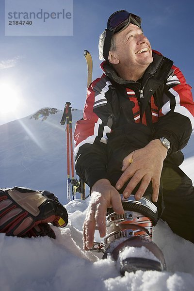 Reife männliche Skischuhbindungen am Berg