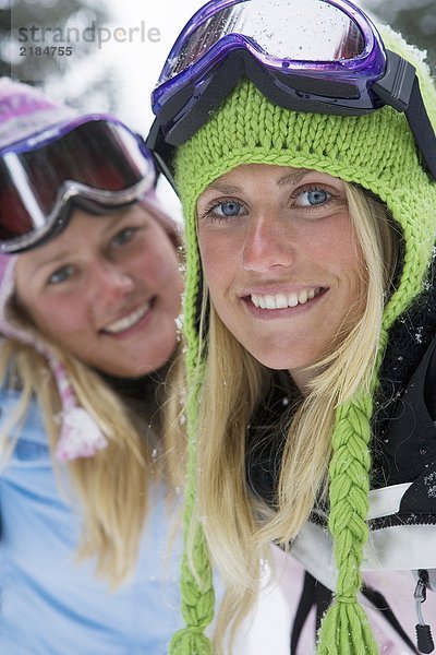 Nahaufnahme von zwei jungen blonden Frauen in Skikleidung