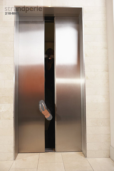 Kellnerfuss blockierende Aufzugstüren
