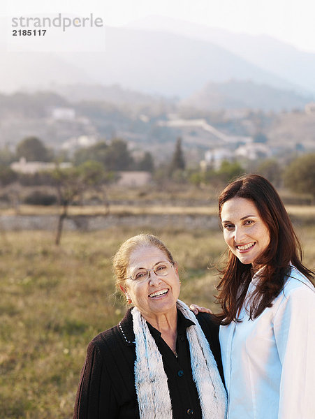 Senior Mutter und Tochter im Feld  lächelnd  Portrait