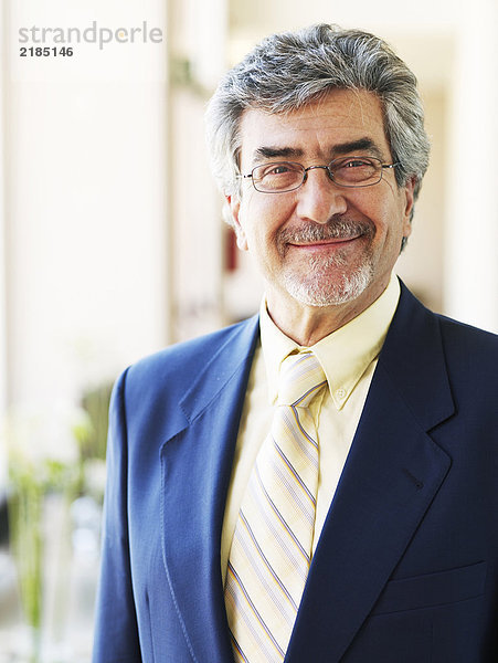 Senior Geschäftsmann mit Brille  lächelnd  Portrait