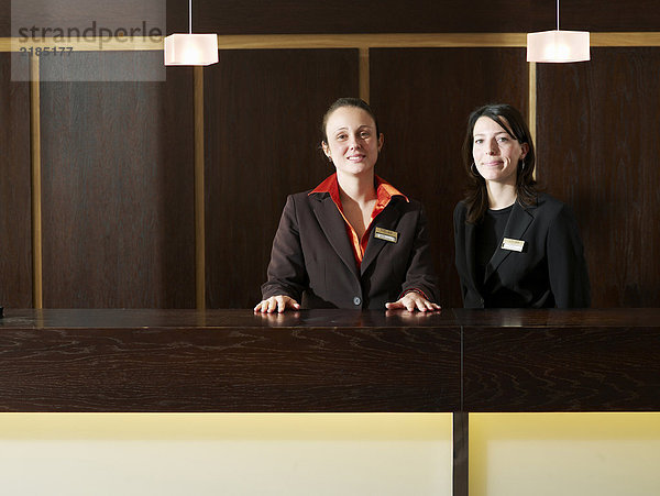 Zwei Hotelrezeptionisten  lächelnd  Portrait