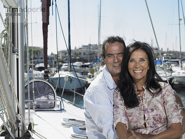 Reife Paare entspannen sich auf der Yacht  lächelnd  Portrait