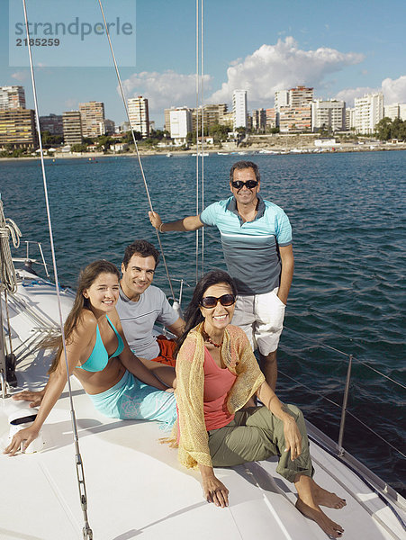 Reife Eltern und junges Paar beim Entspannen auf der Yacht  Portrait