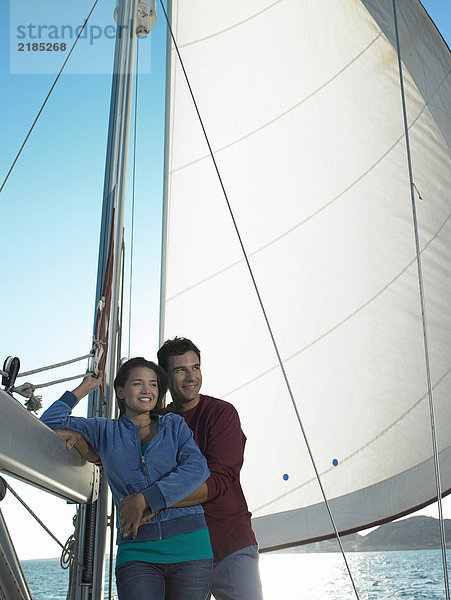Junges Paar entspannt auf der Yacht  lächelnd