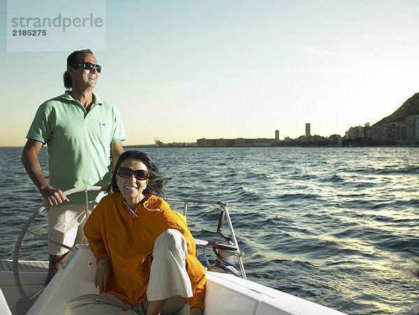 Reife Paare  die sich auf der Yacht entspannen  lächeln