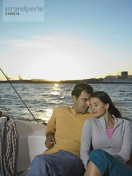 Junges Paar auf der Yacht  sitzend  Portrait
