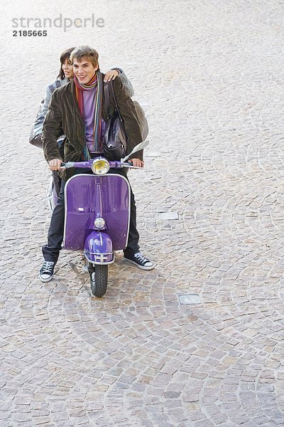 Mann und Frau auf dem Roller.